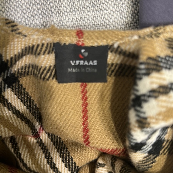 🛍️V. Fraas  Classic looking 100% Acrylic poncho gorgeous. - Picture 7 of 7